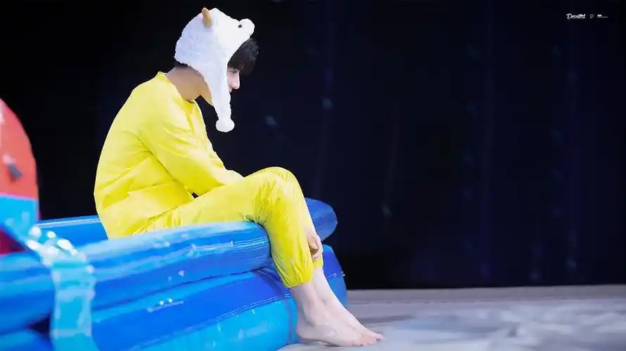 这张图蔡徐坤的脚白到让人以为是穿白袜09