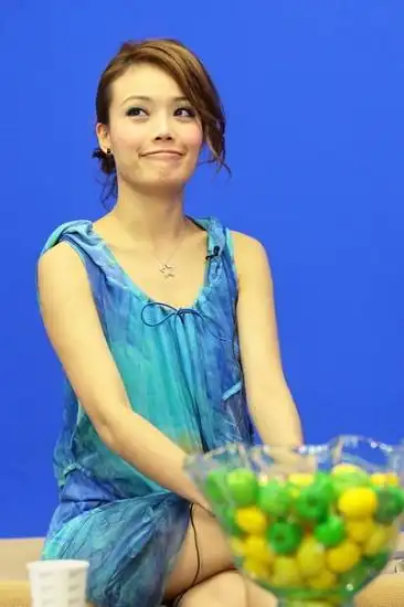 图文容祖儿独家做客新浪坐姿端庄