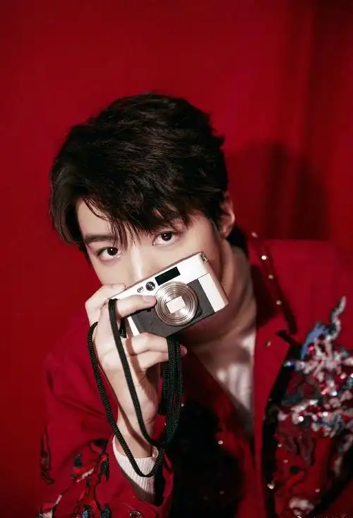 昨天春晚王俊凯太帅了 唱歌稳 大长腿 红衣凯