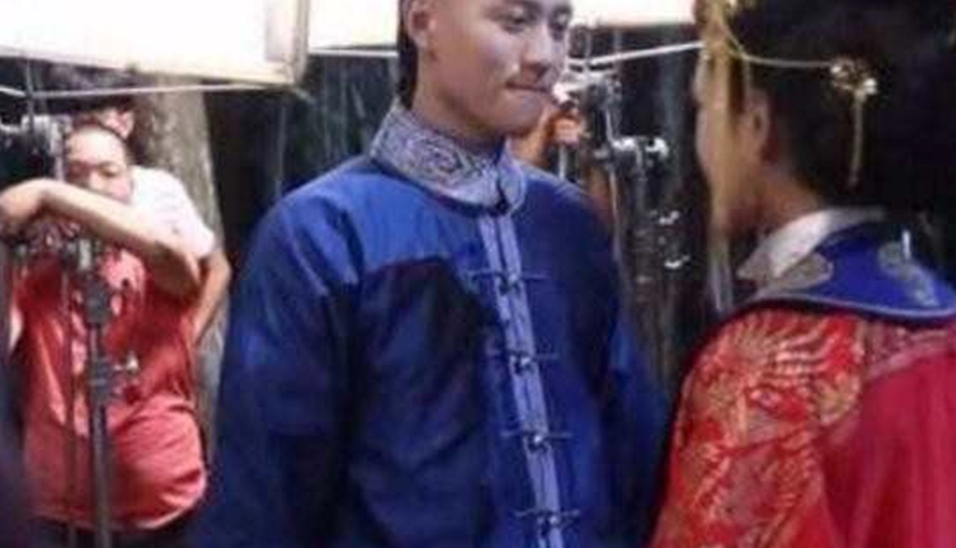 演员在拍吻戏时起反应,好尴尬,最后一位就有点主动了!