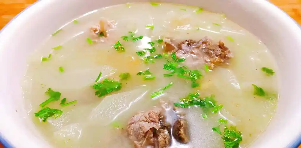 原创大骨汤要想不腥不油腻只需注意四点即便只加盐也能汤鲜味美