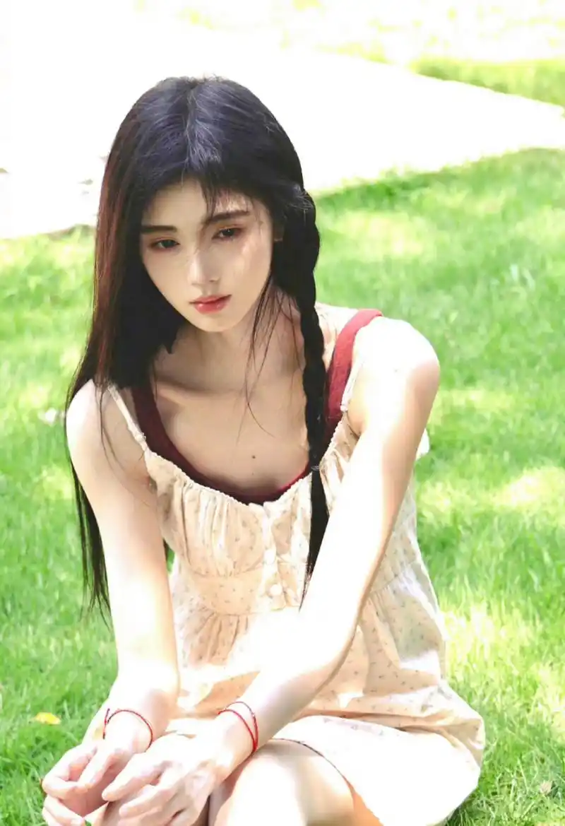 鞠婧祎单侧麻花裙,清新又自然 #鞠婧祎直发碎花裙