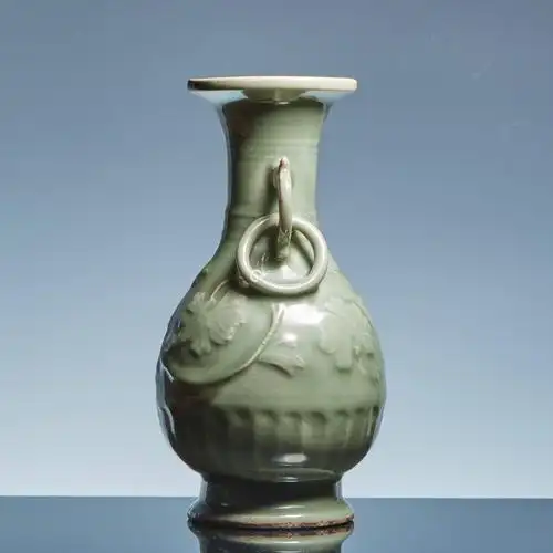 宋代龙泉窑环耳刻花瓶