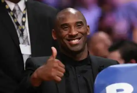 大图:坐在场边的科比面对镜头微笑按赞