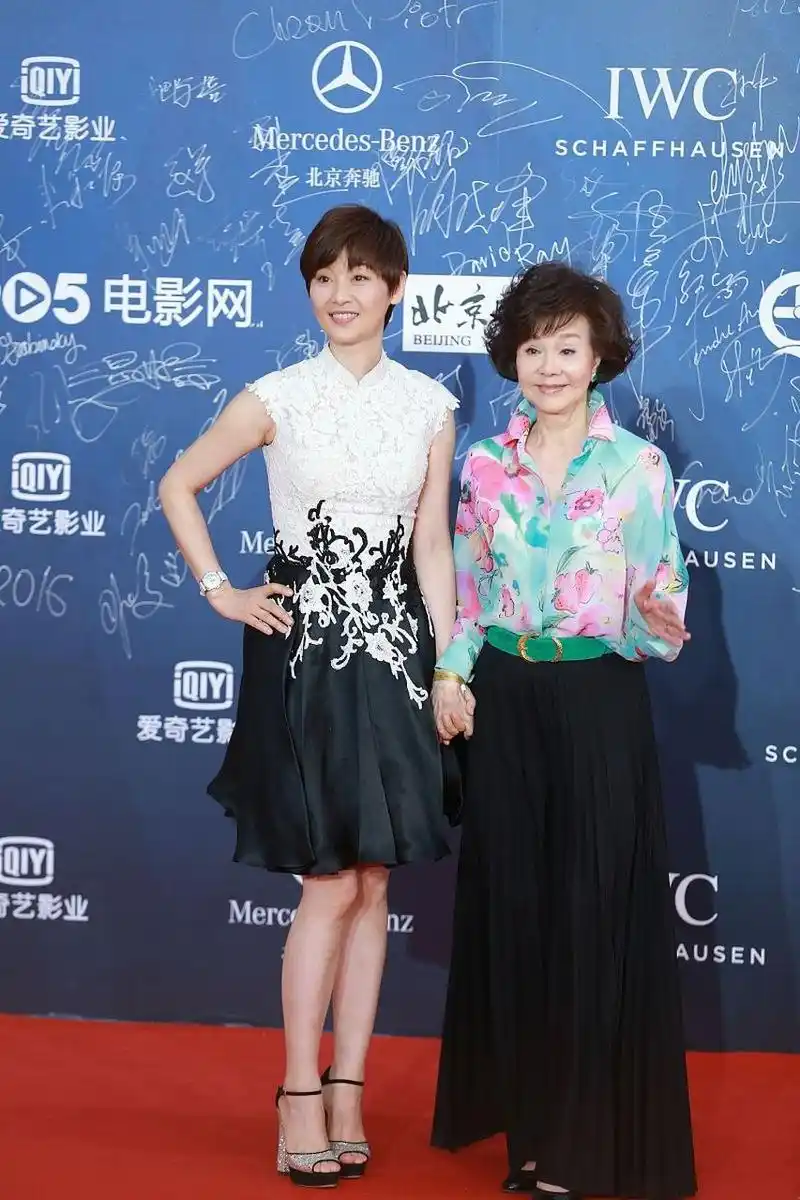 当徐帆遇上归亚蕾,最萌身高差尴尬了.