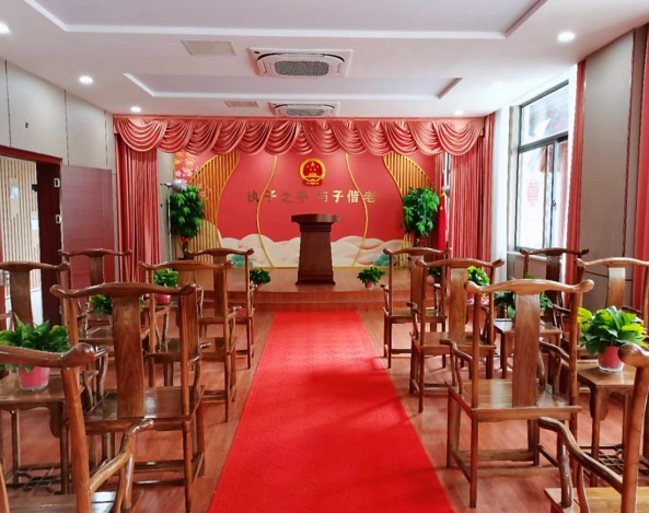 在一楼大厅,一对新人正在登记结婚,这也是区民政局婚姻登记服务中心