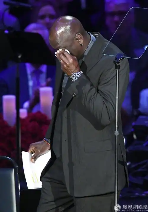 "飞人"乔丹(michael jordan)穿黑色西装现身,登台演讲情难自已潸然泪