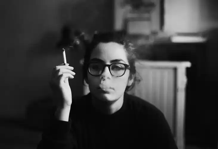 glasses,壁纸,高清壁纸人物,美女,眼镜美女,艺术&设计,单色,抽烟