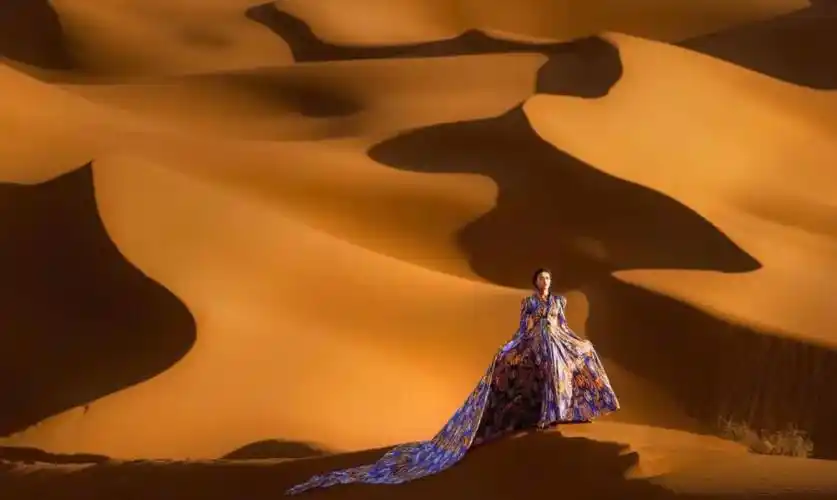 新疆罗布泊哈密大海道小南湖南湖大峡谷戈壁无人区环境人像摄影团正在