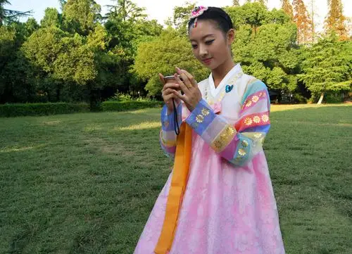 漂亮的朝鲜族姑娘发微信