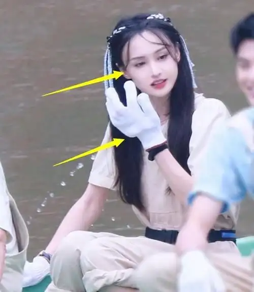 郑爽脸小到什么程度?戴棉线手套的手撩头发,跟脸的对比看惊了!