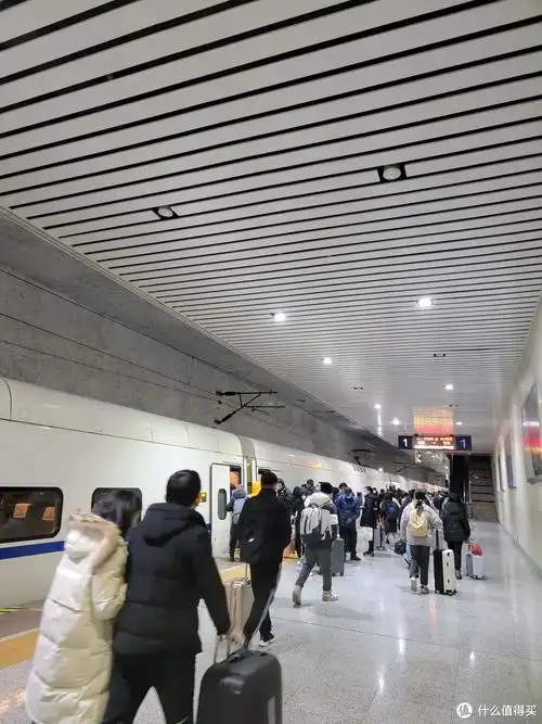 高铁下车后步行到机场,人多路途远