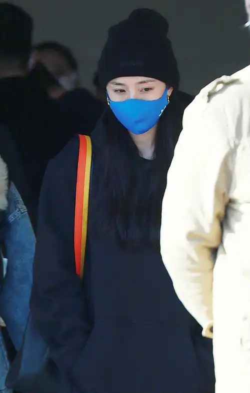 杨幂蓝色口罩卫衣潮酷机场照图片