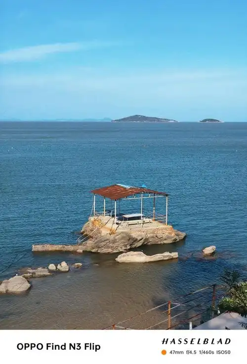 十月的青岛崂山,图片为手机直出天蓝海蓝,海边的茶园在山下在海边的