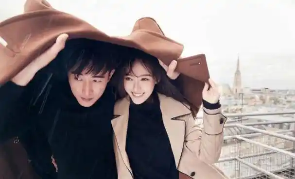 罗晋被陌生女子挽胳膊头靠肩合影,比孙俪还抢镜_孩子_造型_片场