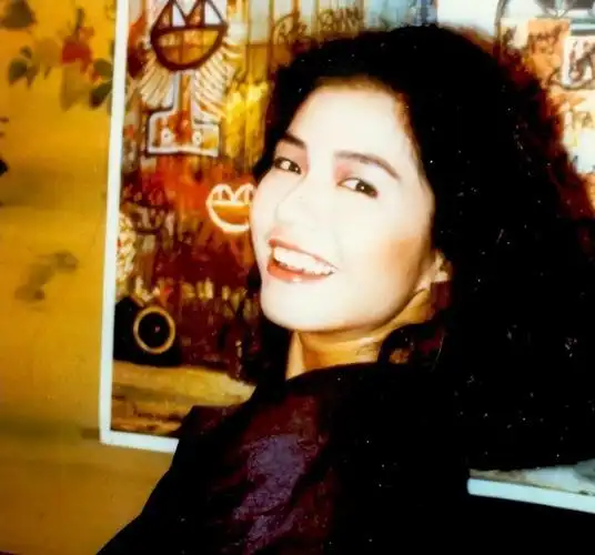 1979年,钟楚红参加香港小姐出道,虽然因为失误没有获得好名次,但是她