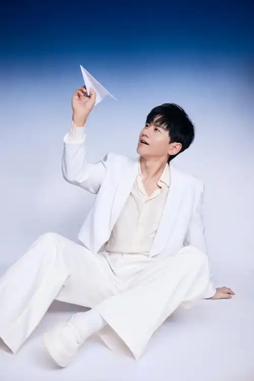 张杰即将出席2023#微博音乐盛典#,纸飞机飞过,划出手边的亮色,载满