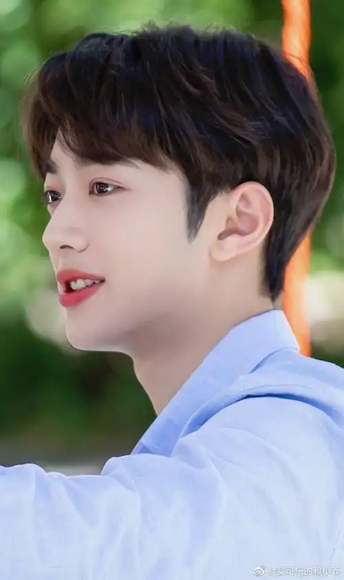 观热搜有感,赖冠霖算不算帅?只看颜照和周也匹配对等吗?