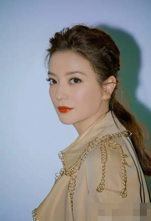 方脸女生适合扎什么马尾 酷炫玩美的女生马尾扎发