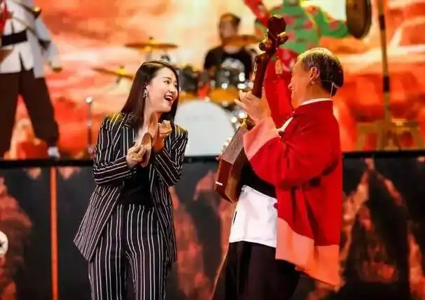 20年江苏卫视跨年晚会上,王力宏邀请谭维维合唱缘分一道桥,刚开始两人