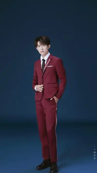 易烊千玺的正装