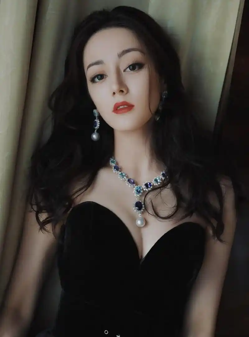 迪丽热巴晒出一组活动写真美照,优雅大方的气质让人心动不已!