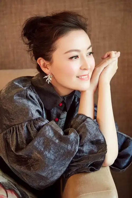 戴娇倩最新写真曝光 慵懒惬意散发知性魅力