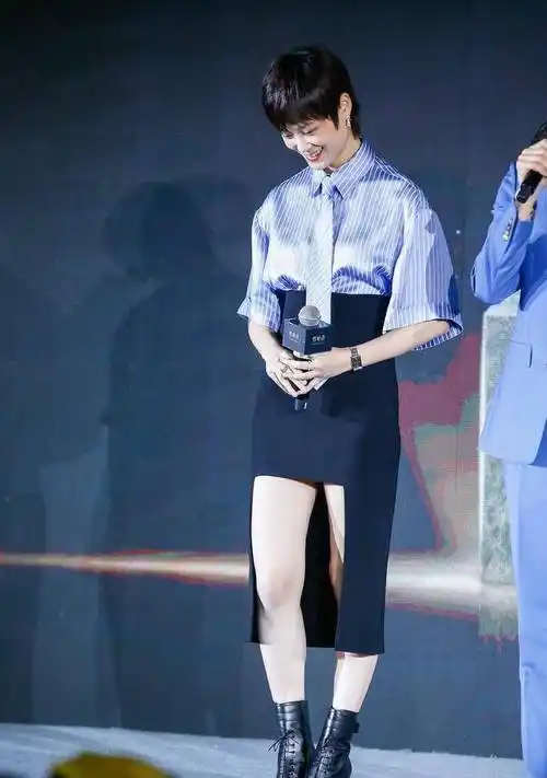 这都归功于她的好身材,李宇春个子高长手长脚的穿什么衣服都好看,她图