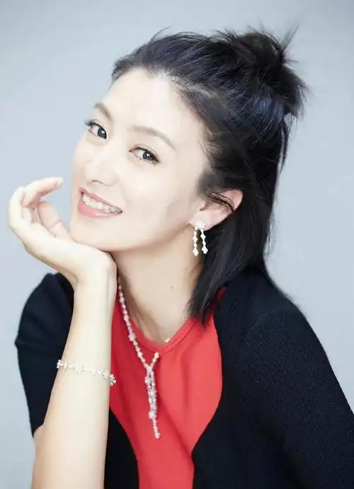 演员斓曦吃饭路上捡来一个老公低调幸福十年