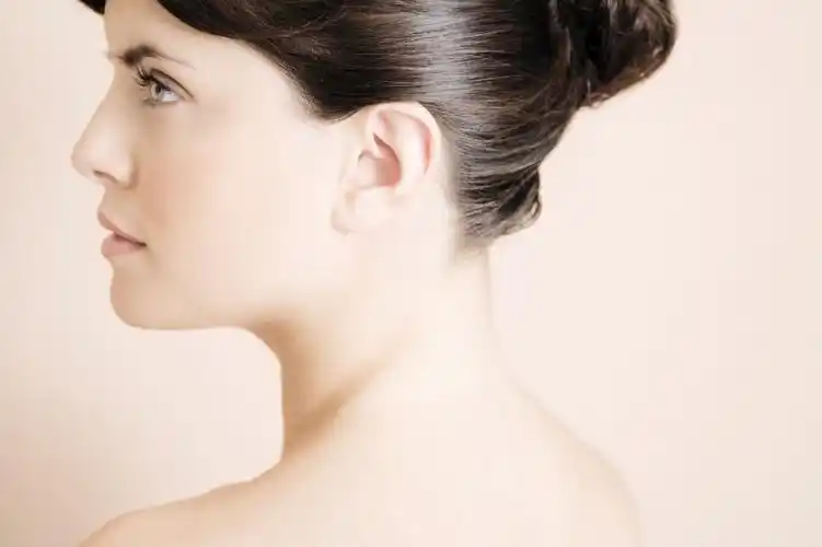 女性优雅侧脸图片 - 第1张