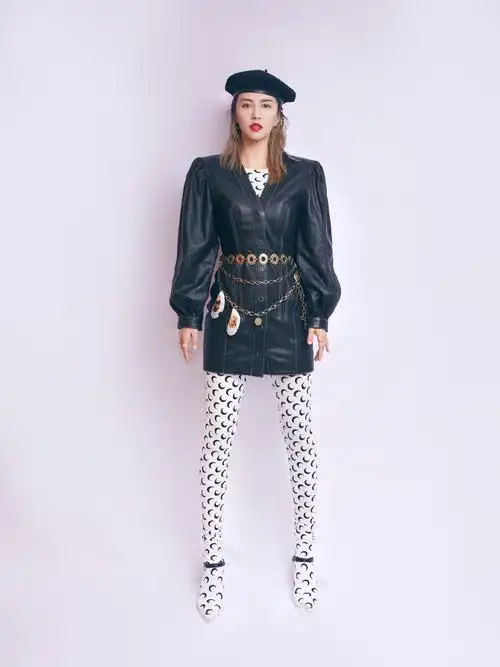 谭维维黑色皮裙酷感写真图片