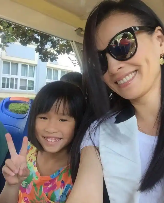 10岁女儿近照曝光,画眼线眼睛小成缝,被指没有遗传妈妈基因_林家菱