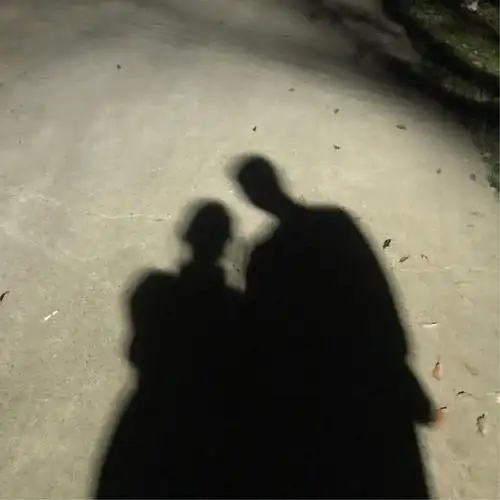 你你在等我,我们手拉手一起回宿舍这是在一起第一张影子第一张照片