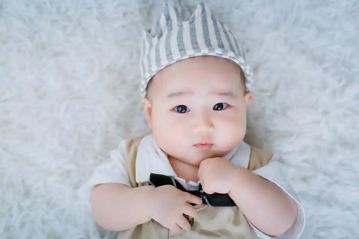 百天的时候还是一个胖墩墩的小朋友,一岁的时候 - 抖音