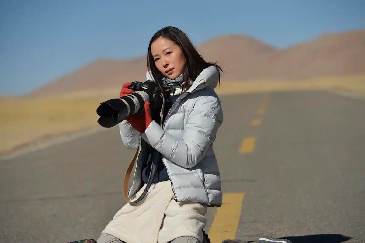 影片中江一燕饰演的女主蓝天是位残疾摄影师,需要整天坐在轮椅上喝水