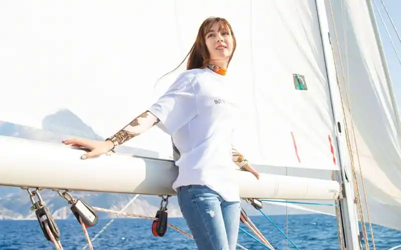 迪丽热巴海上清新高清桌面壁纸