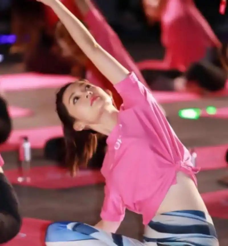 李沁练瑜伽晒照,蜂腰翘臀难掩姿色,网友:好撩人