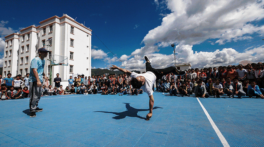斯凯奇街舞团队的舞者给学生进行街舞授课今年的助教团队还出现了几位