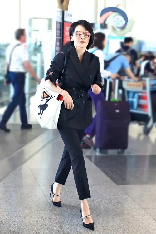 被俞飞鸿好气质折服,复古蓝衬衣搭配灯芯绒阔腿裤,就美成这样?