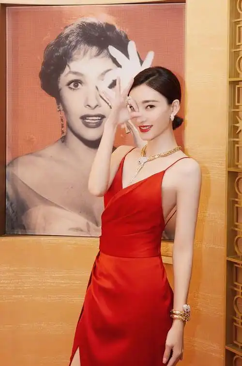 被王丽坤红裙造型惊艳了!开叉设计展现美腿,气质拿捏的死死的