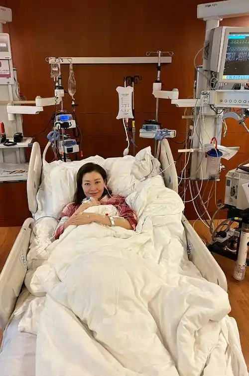 52岁李嘉欣颜值高又会穿,白色polo衫配牛仔裤,红光满面像30岁_气质