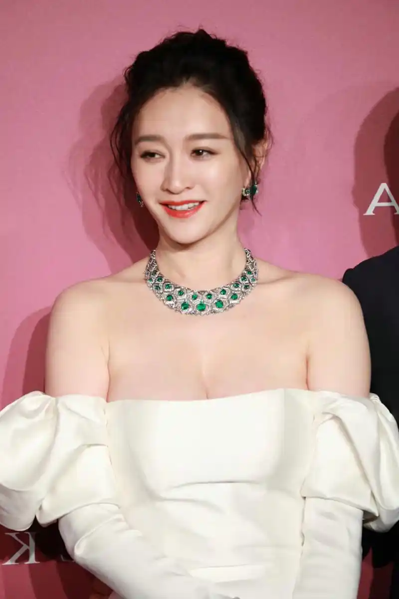 李小冉# 丰满傲人的曼妙身材,前凸后翘,性感火辣,妥妥的人间尤物