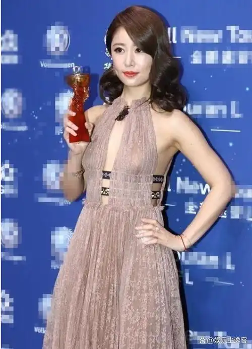 林心如换了摩卡波波头年轻10岁,穿黑色纱裙登场,美得像换了个人