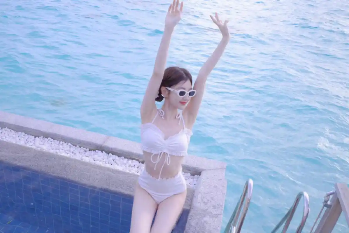 毛晓彤马尔代夫游海边泳装大片,看起来青春感满满#最燃国庆档