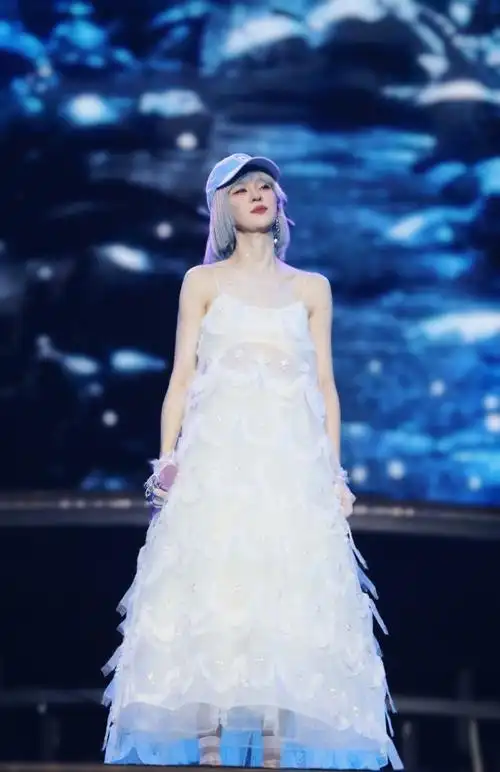 张含韵,沈梦辰,孟佳,李斯丹妮,王霏霏来到现场为郁可唯加油打气,如果