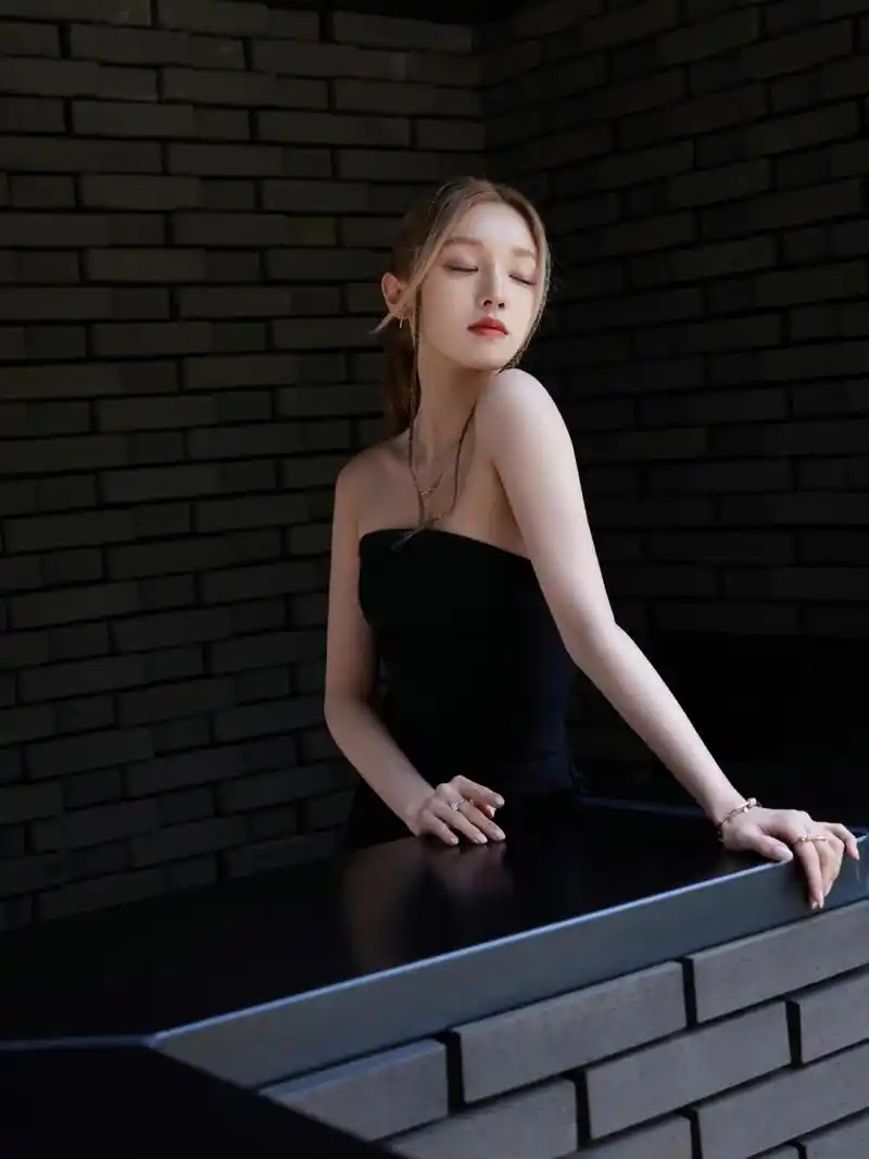 宋雨琦的黑色抹胸连衣裙,性感又迷人