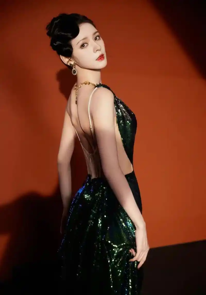 张予曦费加罗时尚盛典活动绿裙惊艳动人#娱乐大奖##amazing moment
