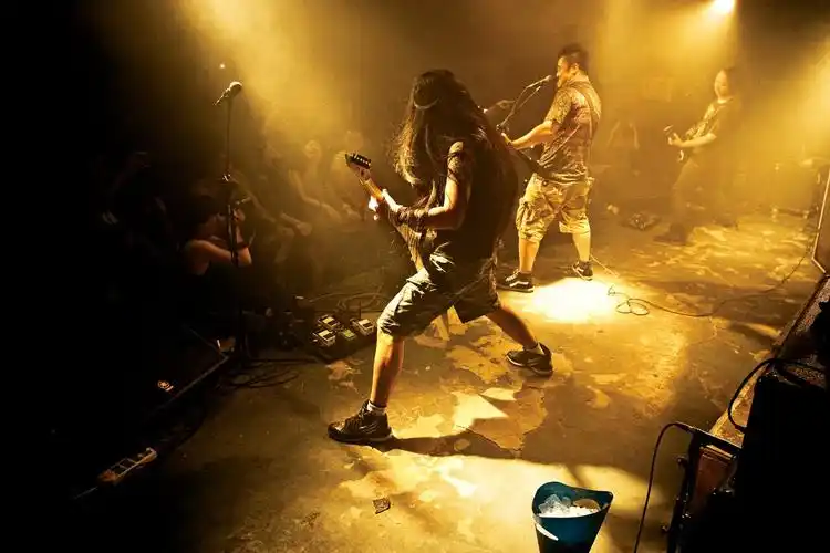 奥林巴斯e-m5:定格劲爆摇滚现场