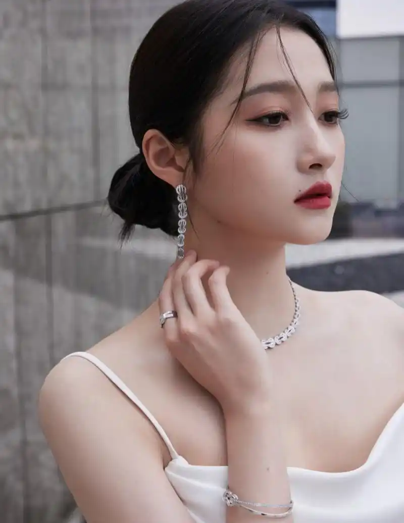 关晓彤纯白鱼尾裙温柔大方,气质迷人