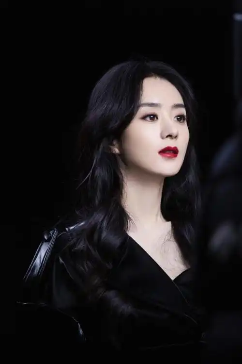 赵丽颖大波浪卷发配红唇半露香肩妩媚性感